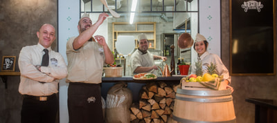 Gruppenfoto von Mitarbeitenden der Pizzeria Gruppenfoto von Mitarbeitenden der Pizzeria